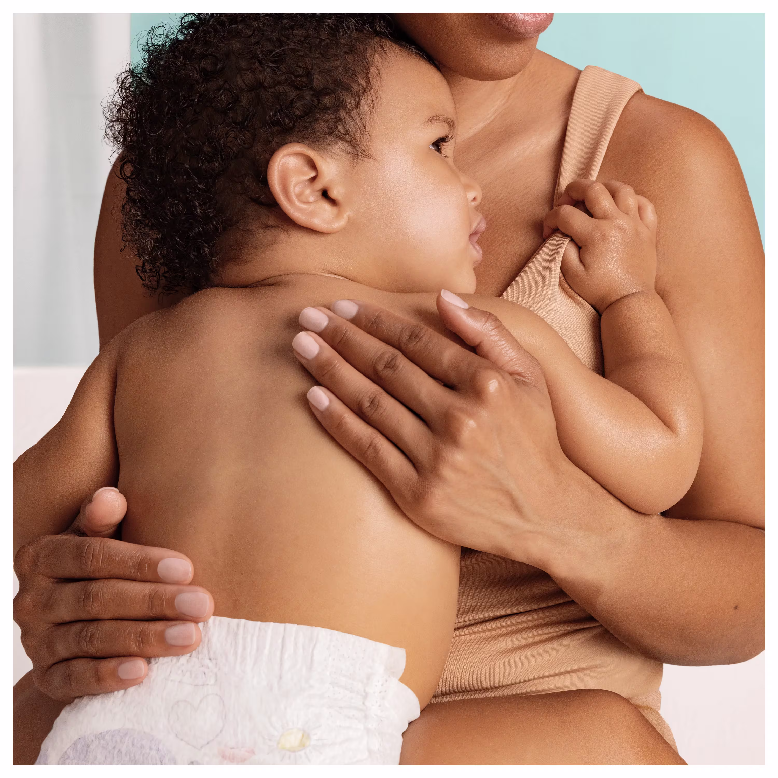 Ένα μωράκι στην αγκαλιά της μητέρας του