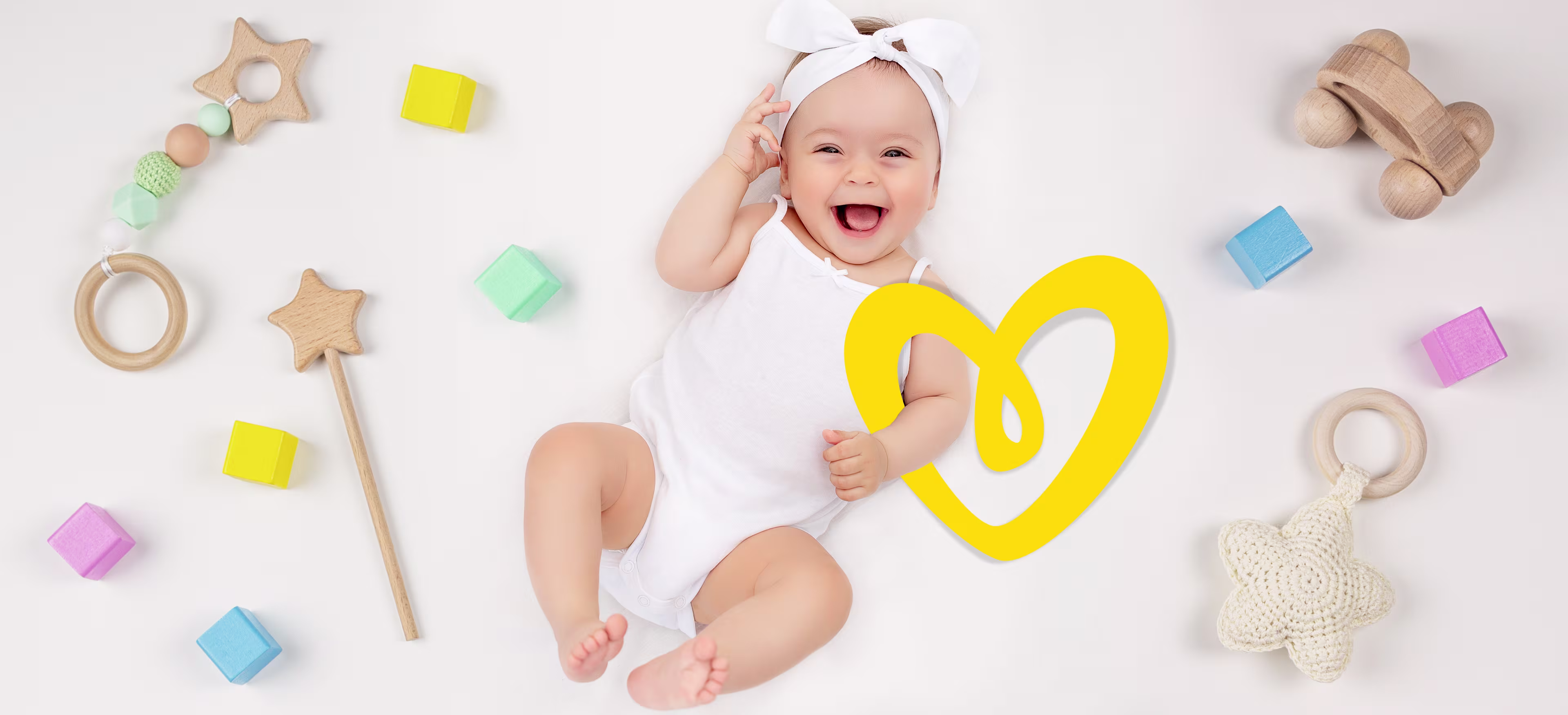 Oyuncaklarıyla oynayan bebek