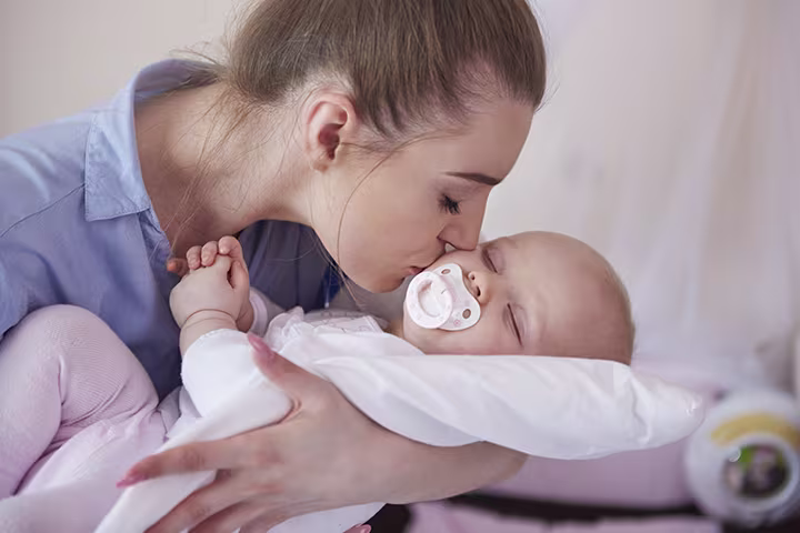 Μαμά φιλάει το μωρό της