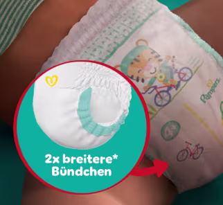Nahaufnahme von den Doppelten Beinbündchen der Baby-Dry Pants, die von einem Baby getragen werden.