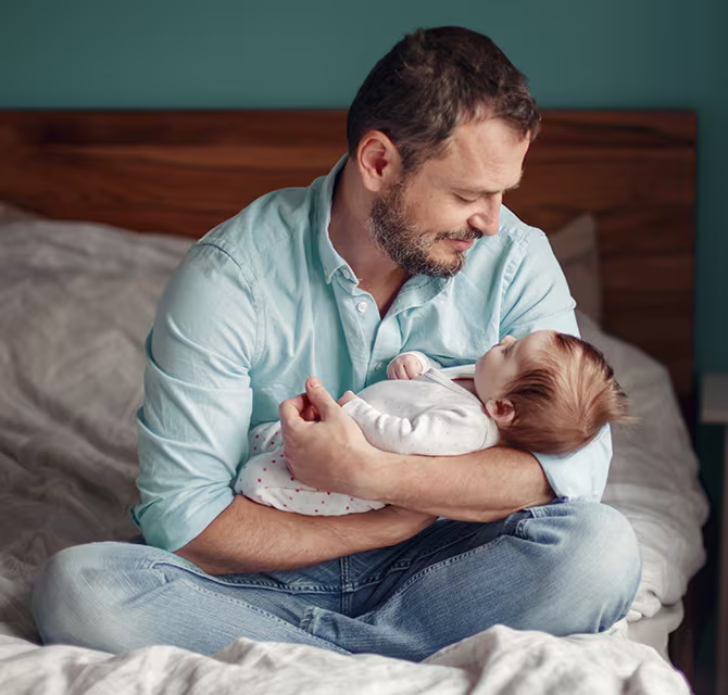 Vater hält sein Baby im Arm