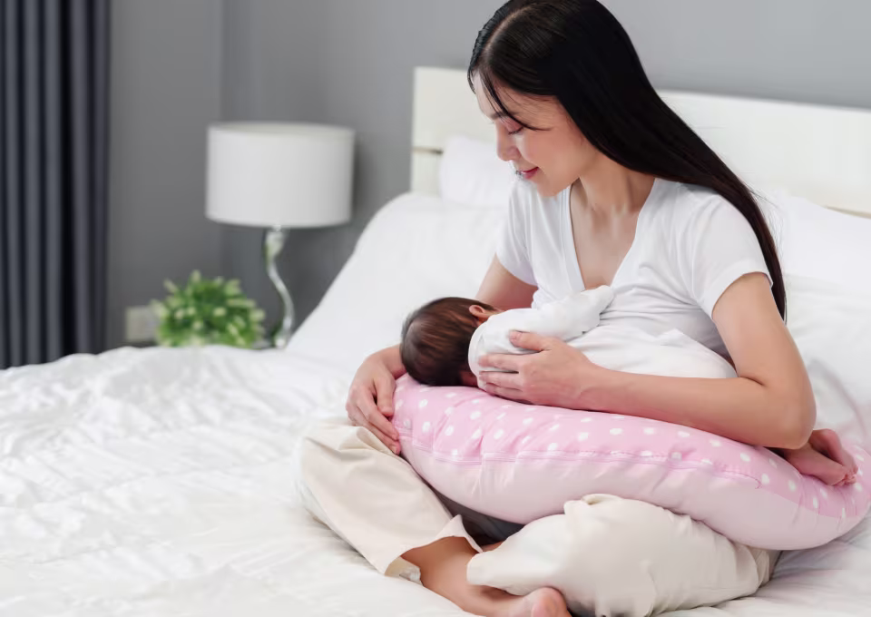 Mamá padeciendo sueño por amamantar a su bebé