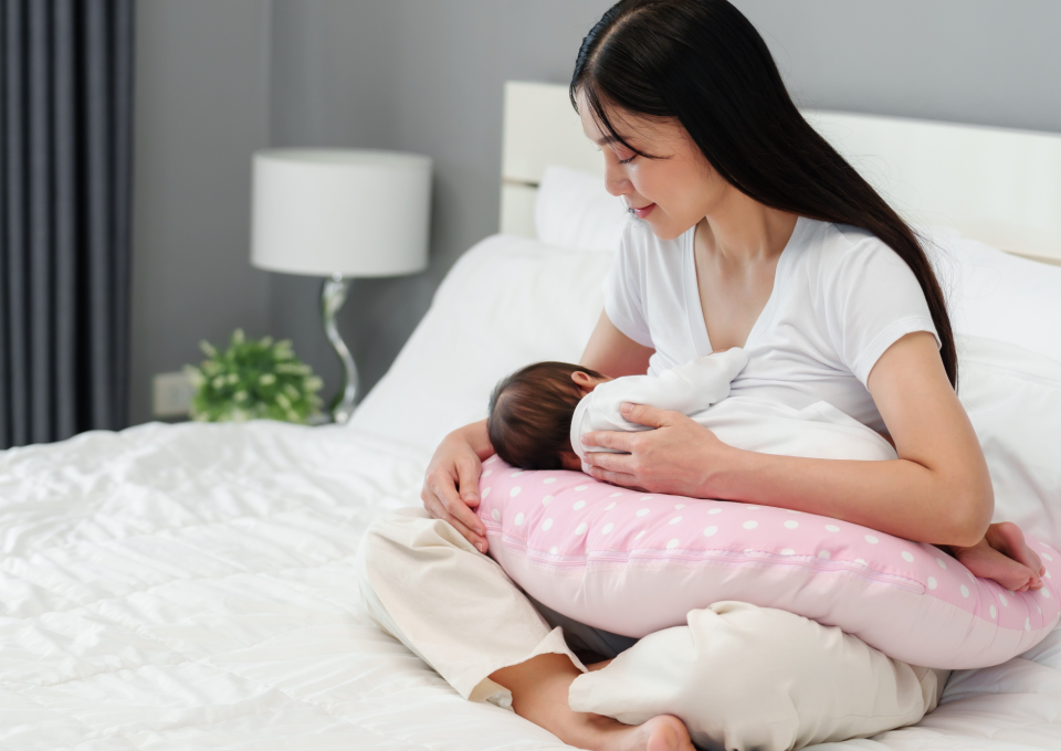 Mamá padeciendo sueño por amamantar a su bebé