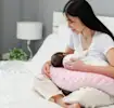 Mamá padeciendo sueño por amamantar a su bebé