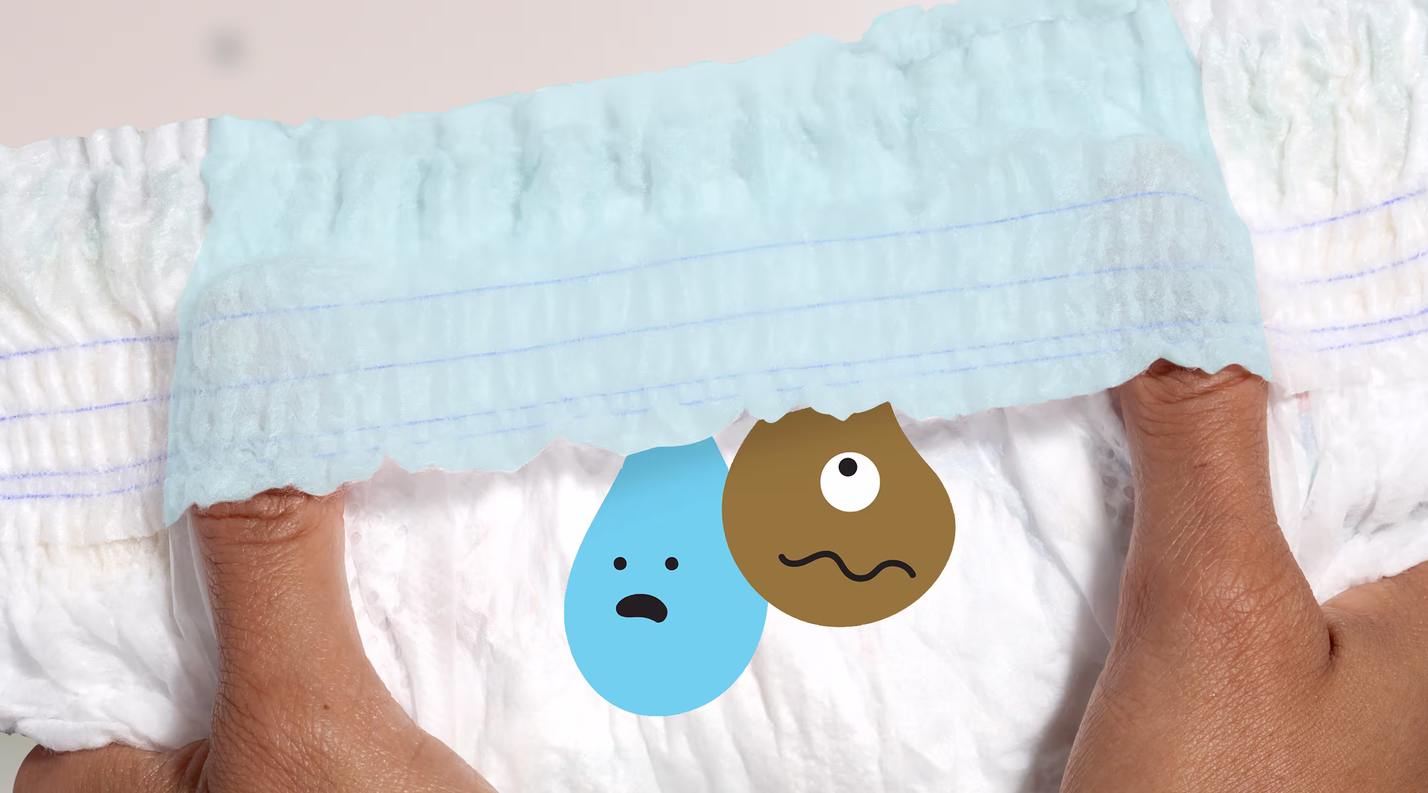 Een close-up toont twee handen die voorzichtig een Pampers-luier openvouwen, waardoor het Stop & Protection-zakje zichtbaar wordt.