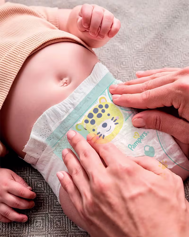 Mãe colocando uma fralda nova em seu bebê.