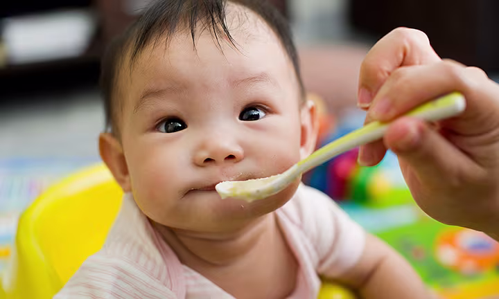 Un bebé prueba alimentos sólidos por primera vez