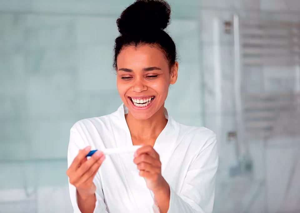 Mujer con prueba de embarazo