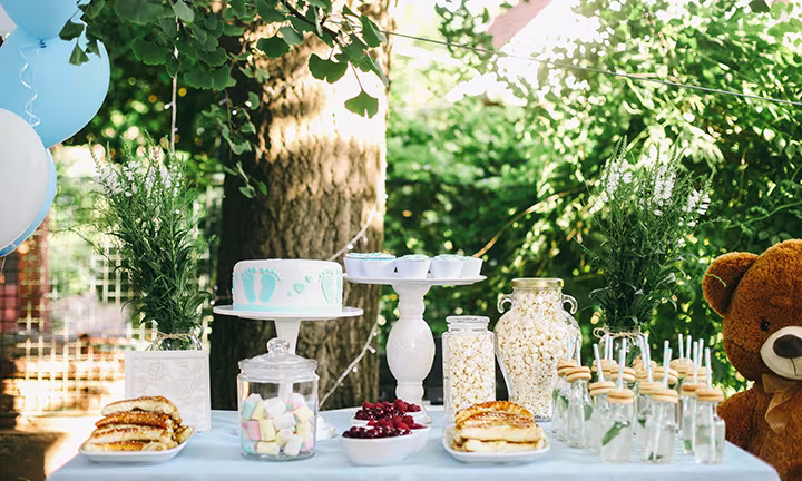 Fiesta baby shower en un jardín con aperitivos