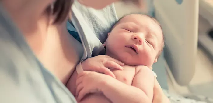 Mamá eligiendo nombres para niño Mamá eligiendo nombres para niño