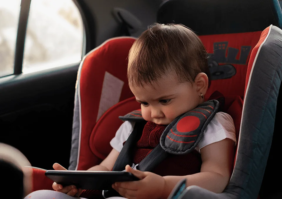 Bebé con celulares para niños