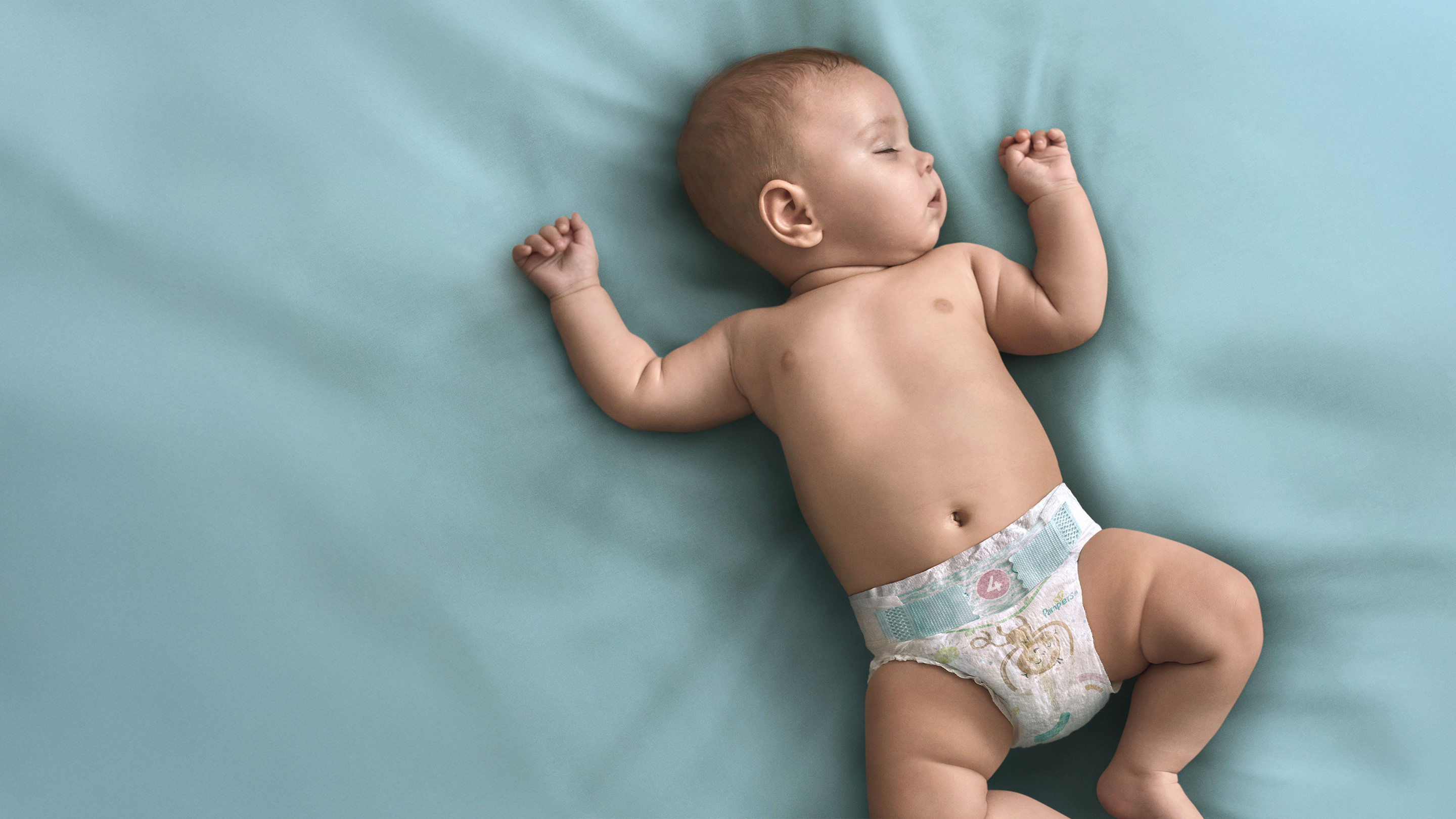 Dziecko śpi spokojnie w pieluszce Pampers Active Baby