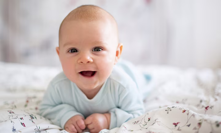 Babys erkunden in der Bauchlage spielerisch die Welt.