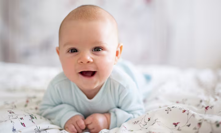 Babys erkunden in der Bauchlage spielerisch die Welt.