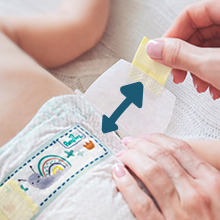 Cilt tahrişini önlemeye yardımcı olmak için bebeğinizin karnına nazikçe uyum sağlar.