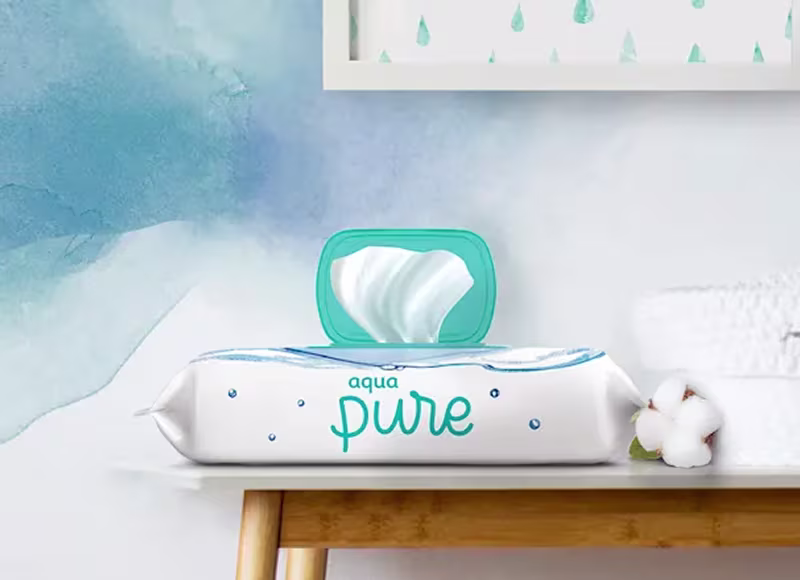 Pacote de toalhitas Dodot Aqua Pure em cima de uma mesa