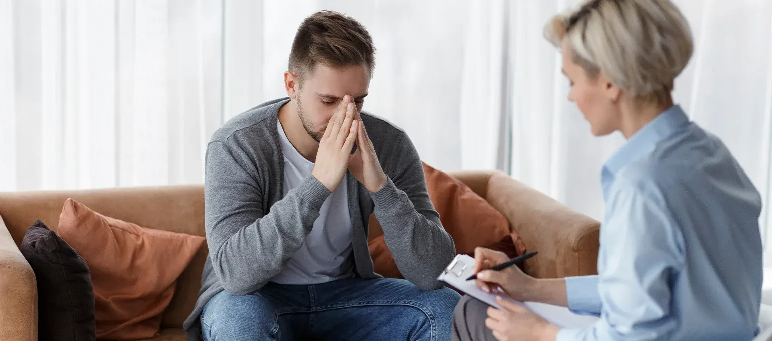 Hombre con síntomas emocionales en terapia psicológica Hombre con síntomas emocionales en terapia psicológica