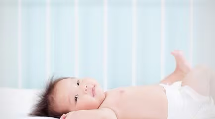 Seu Bebê tranquilo chupando o dedo