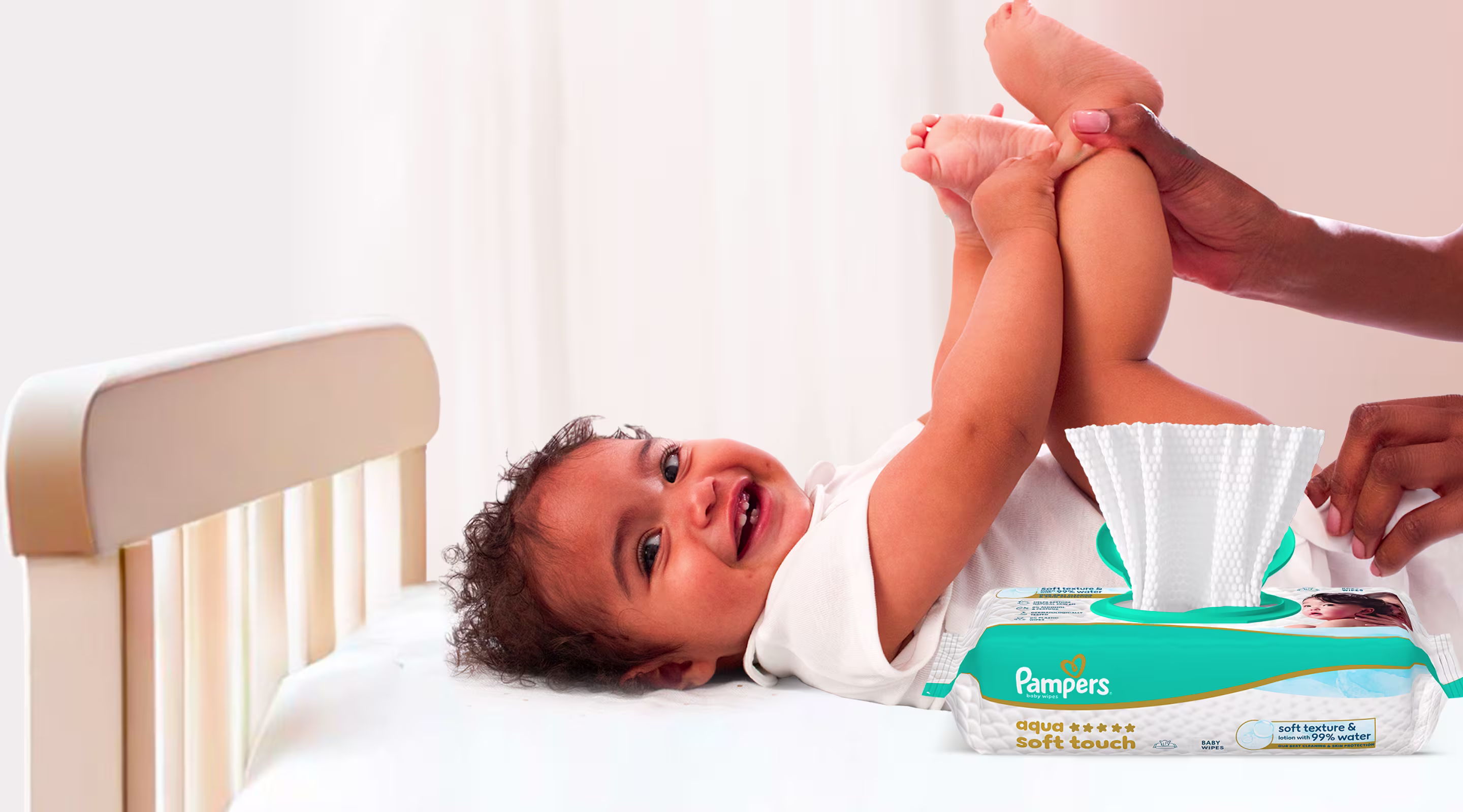 Bébé est allongé sur le dos et nettoyé doucement avec une lingette humide.