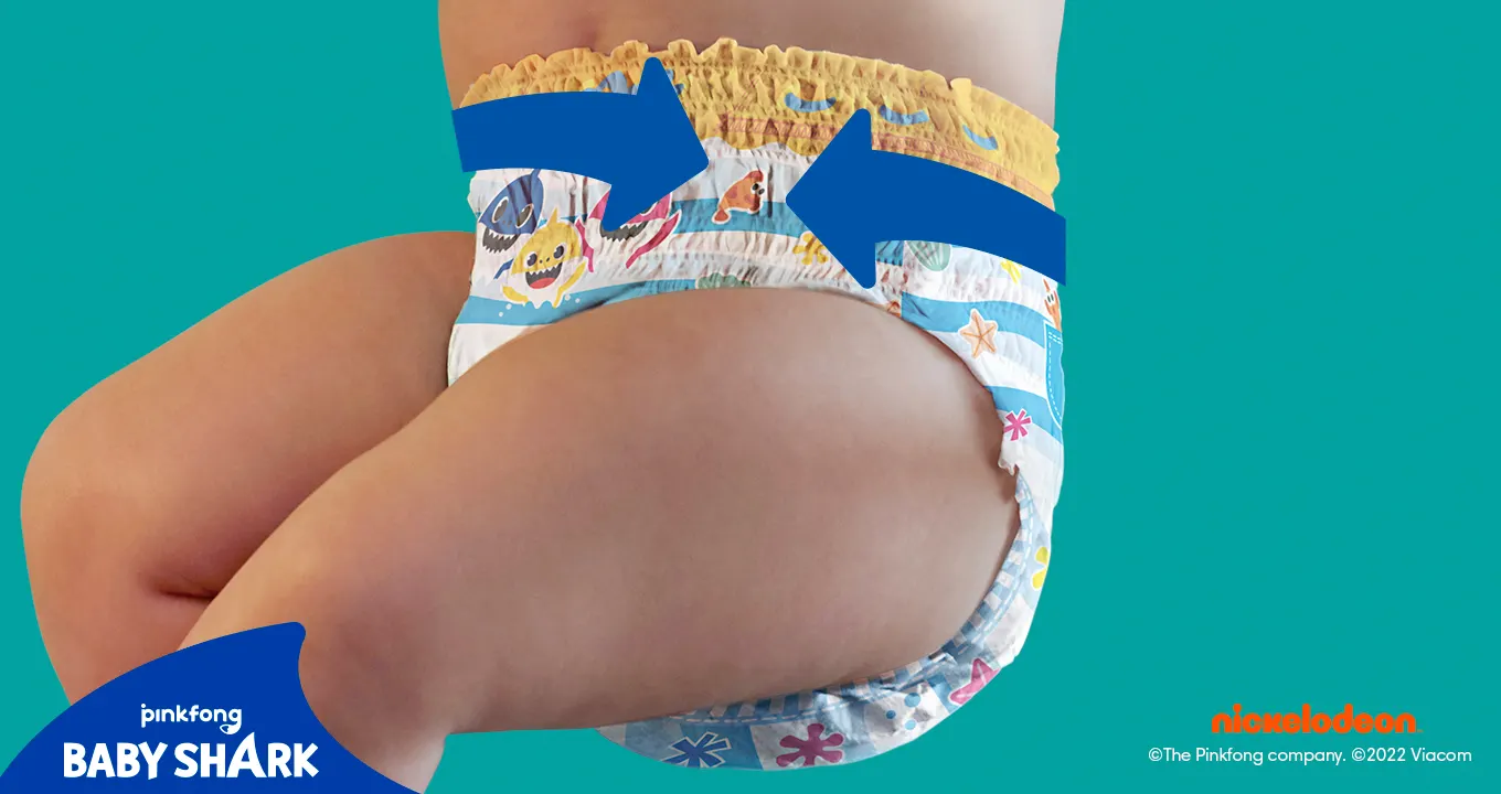 Baby draagt een Pampers Splashers Baby Shark met een pijl die verwijst naar de 360° pasvorm
