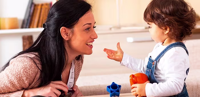 Mama jugando con su hija juegos de imitación