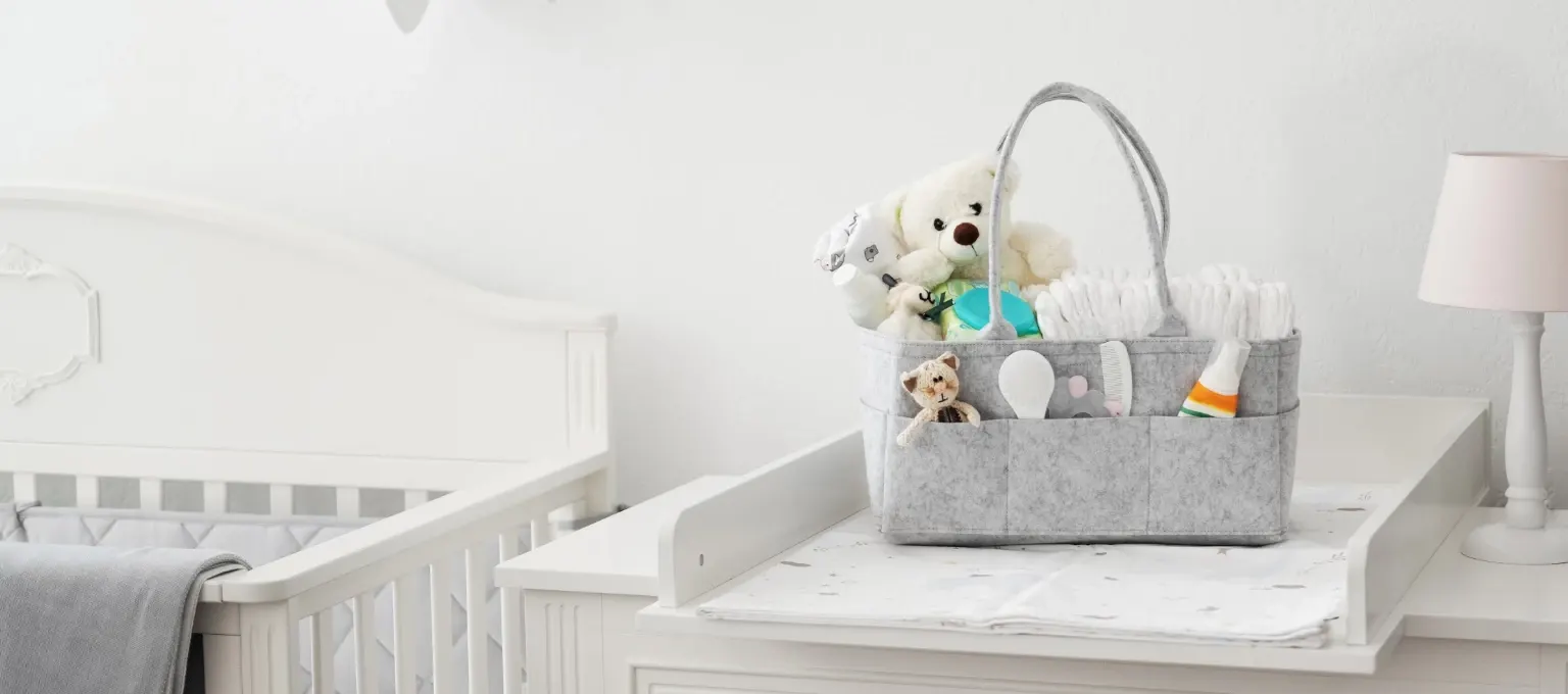 Pañalera en habitación de bebé