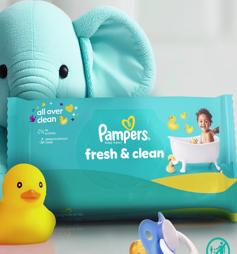 Eine Nahaufnahme einer Packung Pampers Fresh & Clean Feuchttücher. Eine Nahaufnahme einer Packung Pampers Fresh & Clean Feuchttücher.