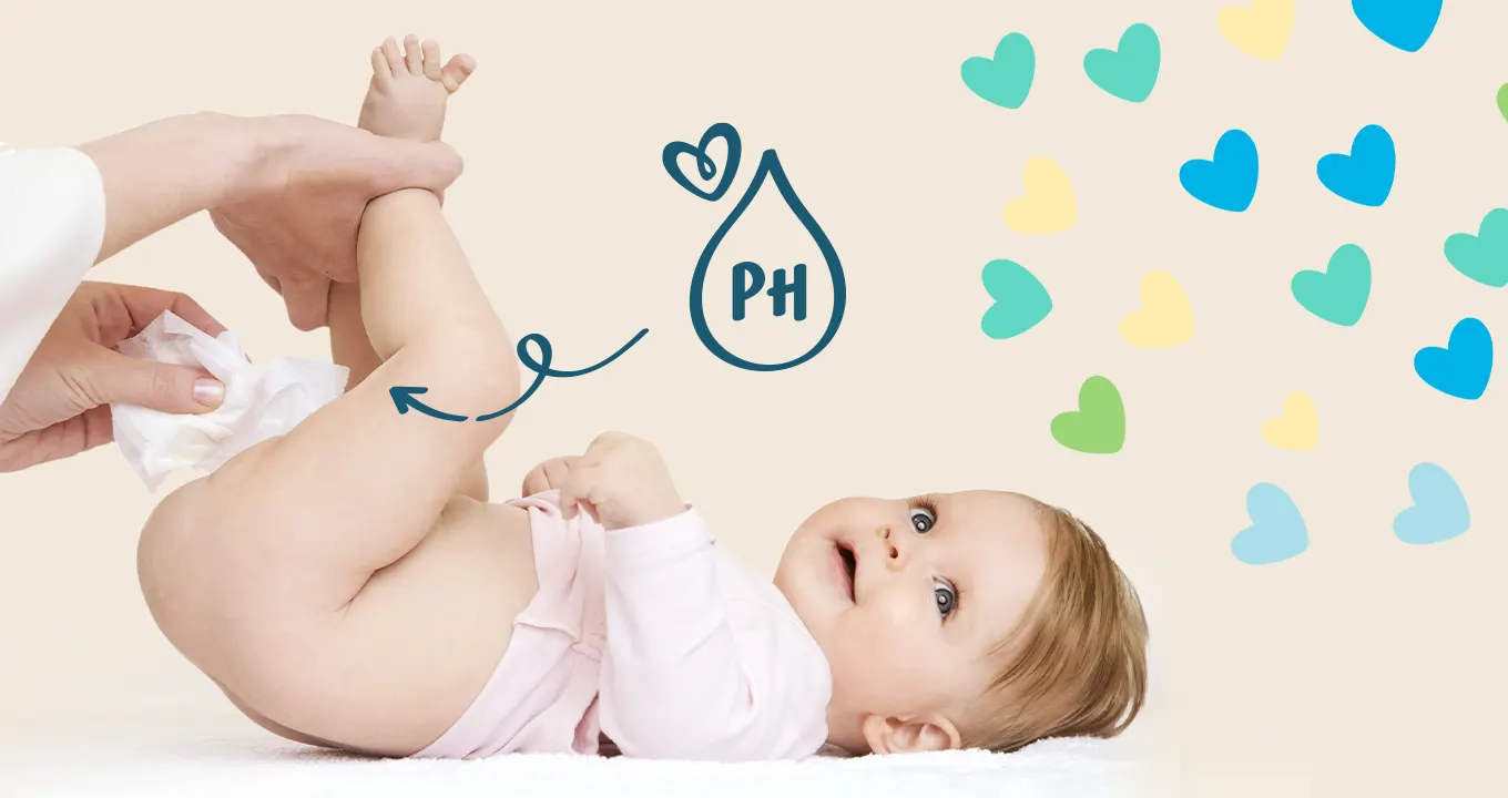 Imagine cu bebeluș pe fundal roz care este șters cu șervețel Pampers și scris pH.