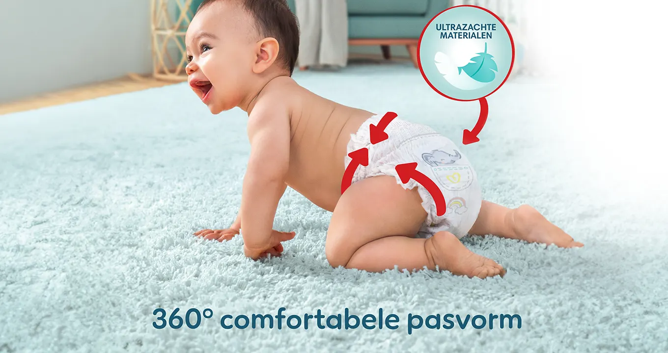 Baby die rondkruipt en een luier draagt met comfortabele 360° pasvorm
