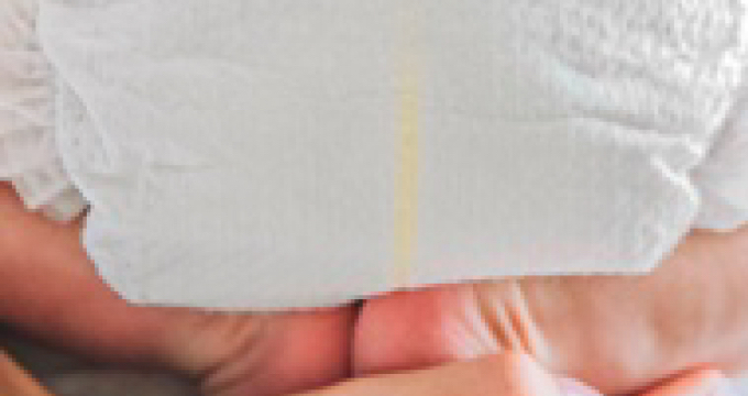 Зображення підгузків-трусиків Pampers Premium Care з акцентом на їх м'якості