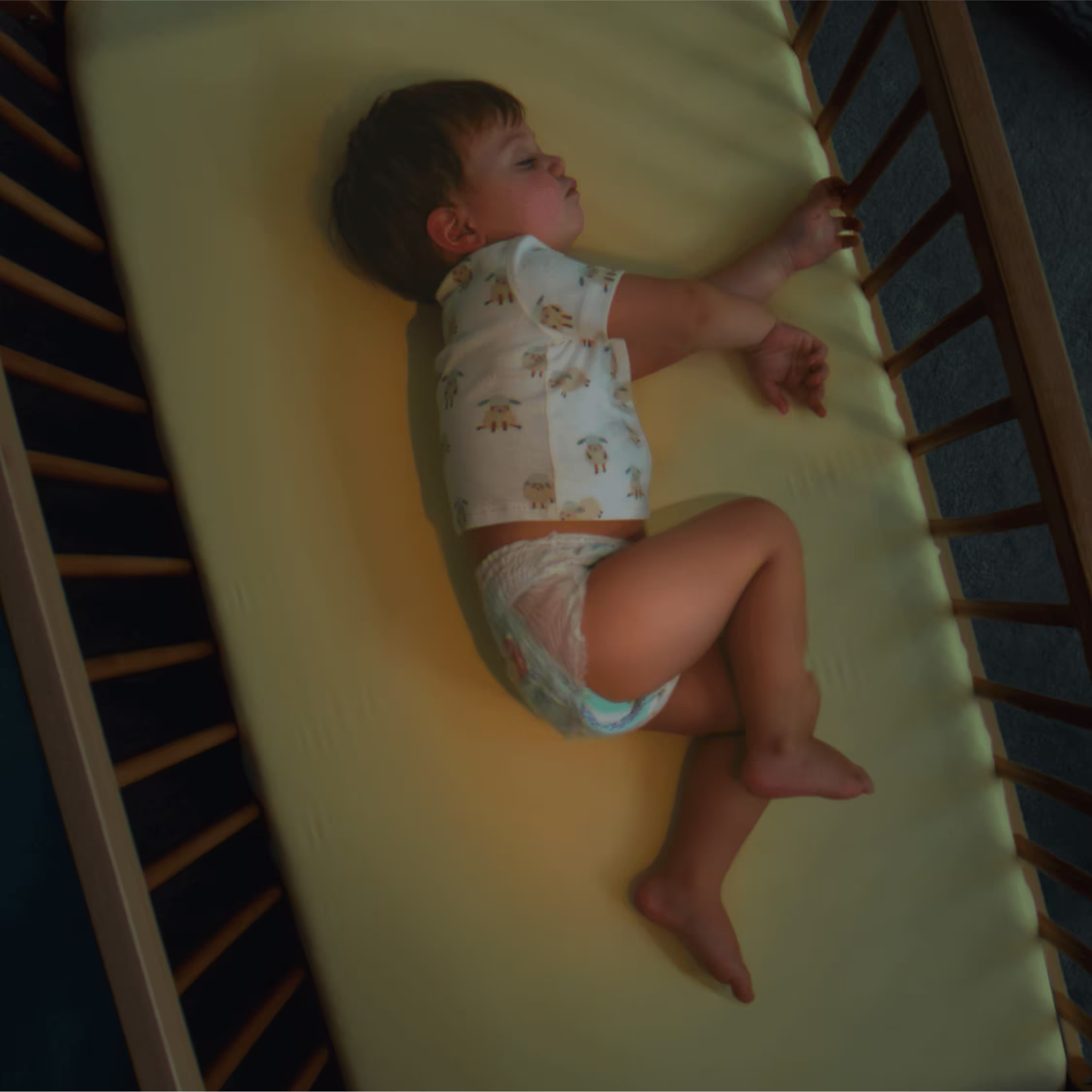 Spící batole v plence Pampers Pants