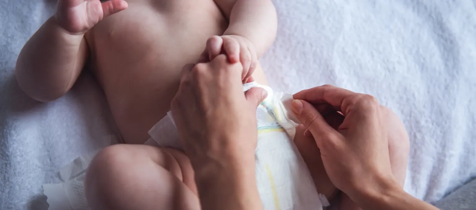 Guagua con pañal con sangre