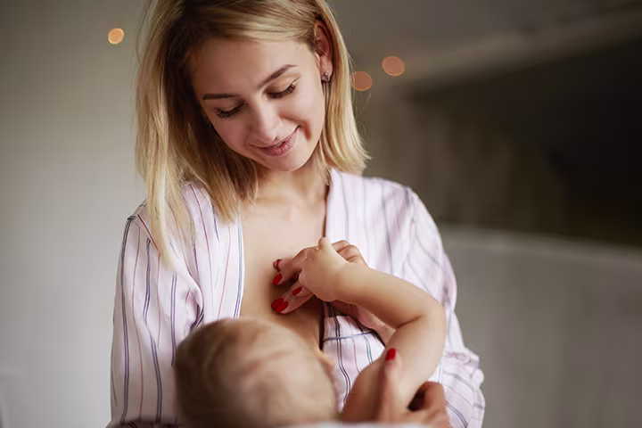 Μαμά θηλάζει το μωρό της