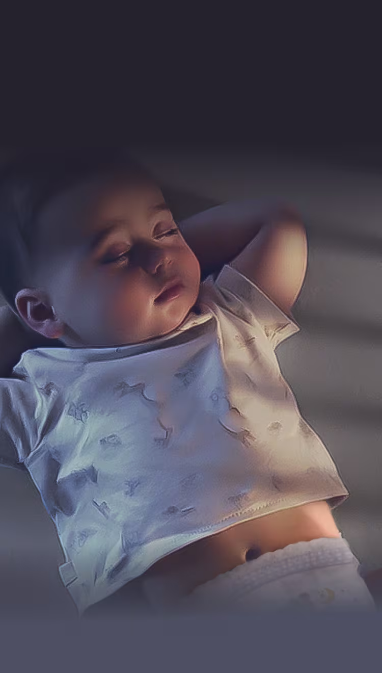 Ein Baby schläft friedlich in einer Pampers® Night Pants.