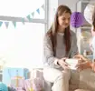 Futura mamá recibiendo regalos de baby shower
