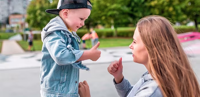 Mãe ensinando o filho