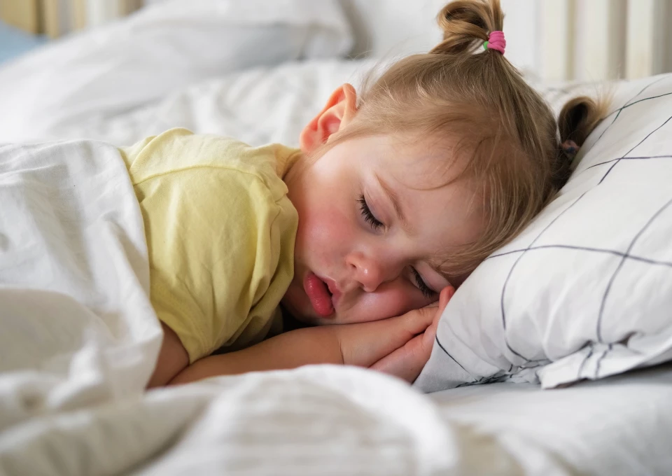 crianças pequenas dormindo