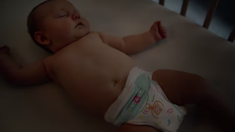 Dziecko leżące w kołysce na plecach