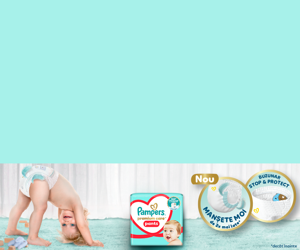 Imagine cu un bebeluș care poartă scutece-chiloțel Pampers Premium Care și pachetul de scutece. Pe imagine scrie: manșete de 2x mai late și buzunar Stop & Protect.