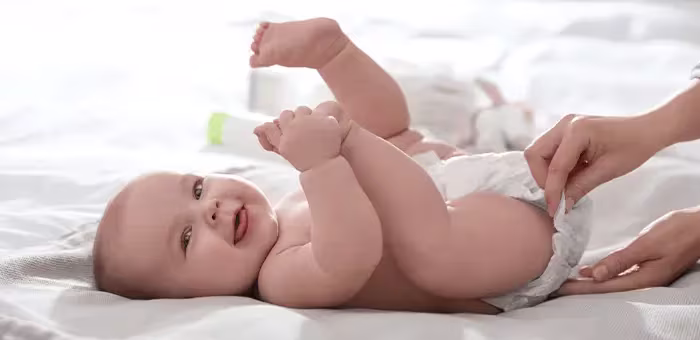 Mamá revisando tallas de pañales