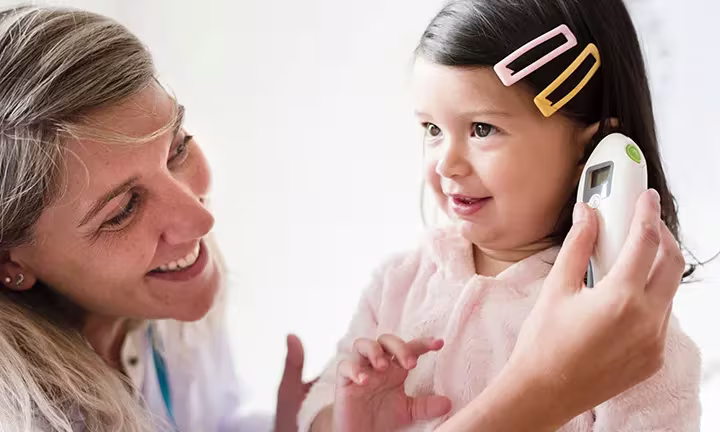 Kind und Arzt während der U8-Untersuchung