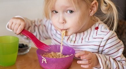 Çocuklar kendi yiyeceklerini seçiyor