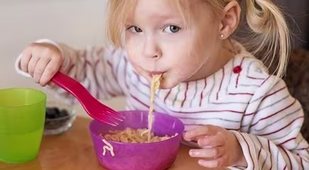 Çocuklar kendi yiyeceklerini seçiyor