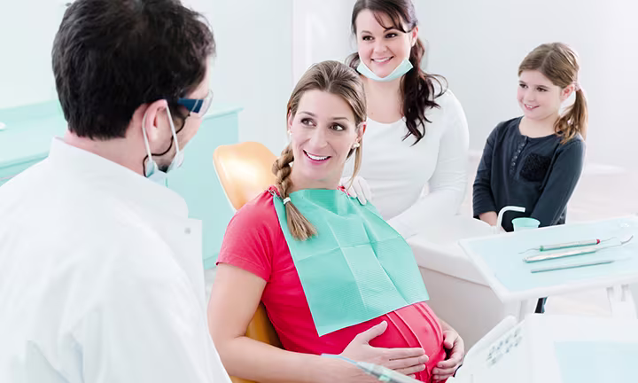 Schwangere Frau beim Zahnarzt