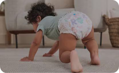 Pelenkás Pampersben kúszó kisgyerek