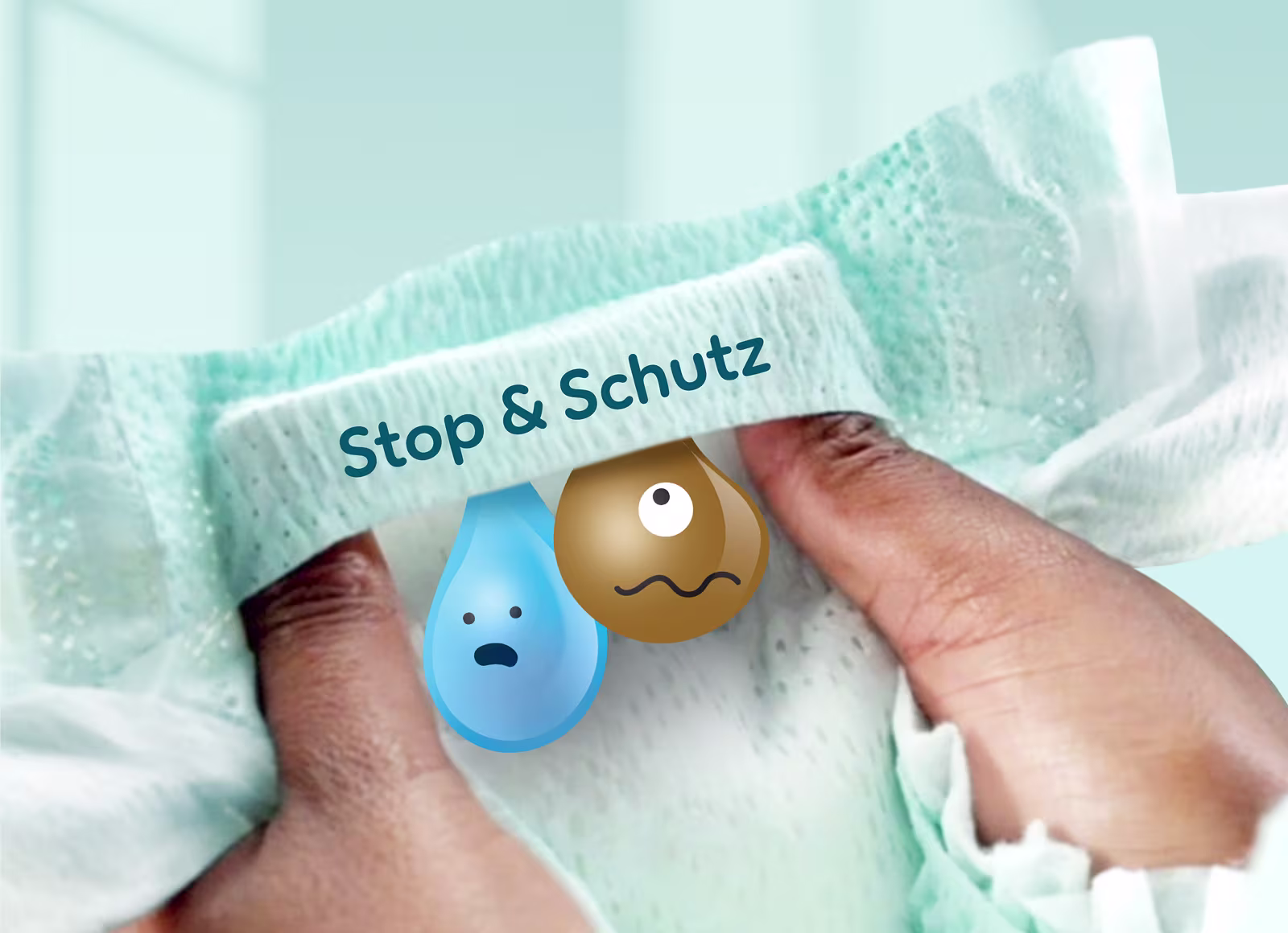 Eine Nahaufnahme zeigt zwei Hände, die vorsichtig eine Pampers-Windel auseinanderziehen und dabei das Stop & Schutz Täschchen zeigen.