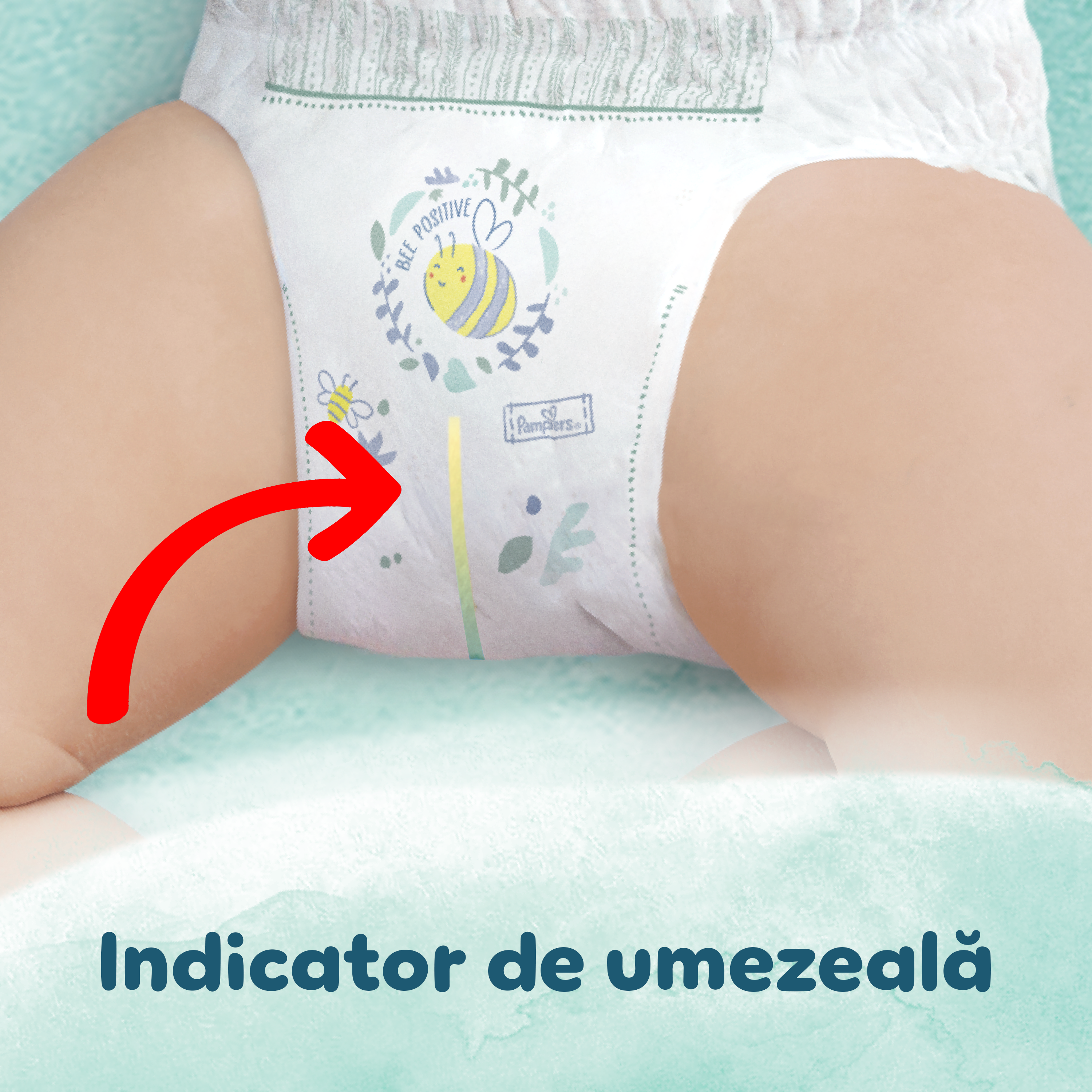 Un prim-plan al unui bebeluș care poartă un scutec Pampers Harmonie cu o linie galbenă care se întinde pe mijloc. Săgeata indică linia galbenă, care este un indicator de umezeală ce își schimbă culoarea atunci când scutecul este ud.
