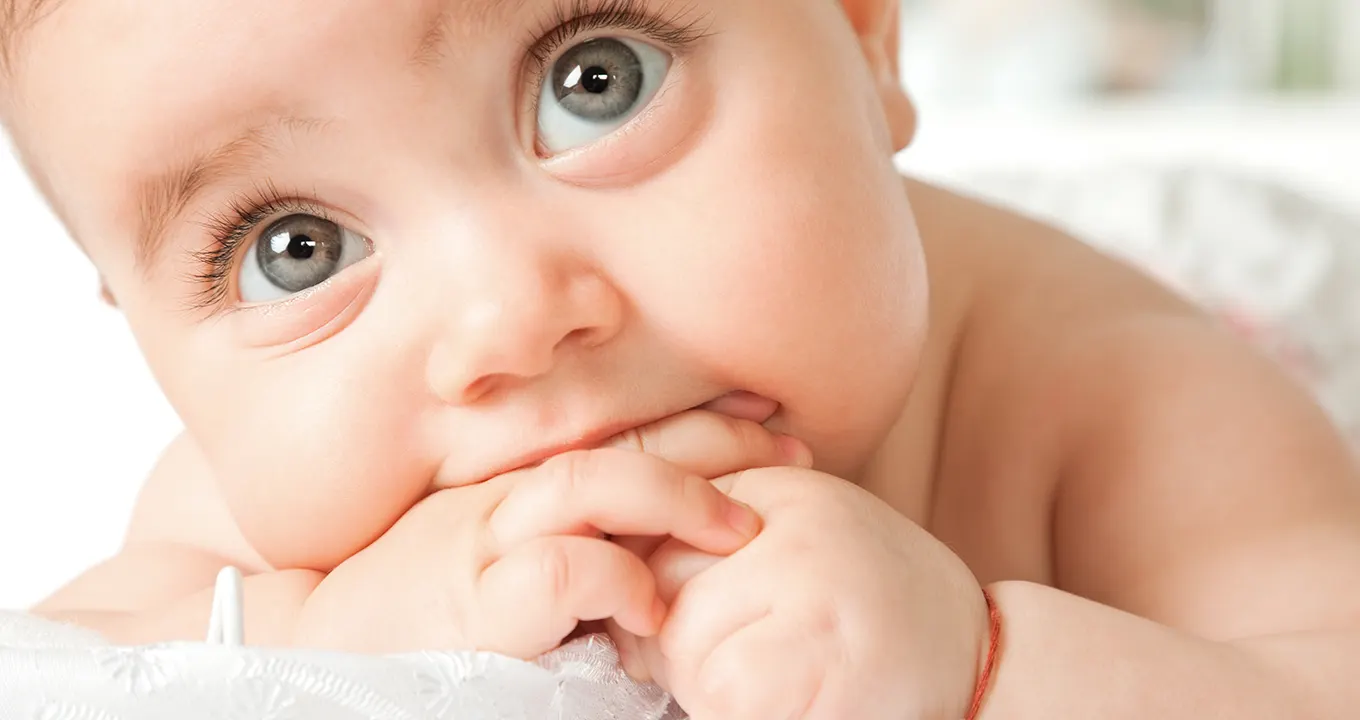 bébé regardant innocemment vers le haut