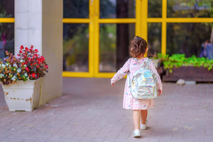 Κοριτσάκι πάει στο σχολείο