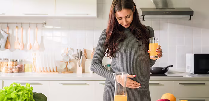 Mujer feliz con su panza de embarazo